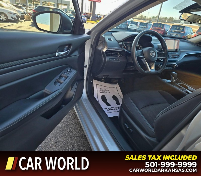 Nissan Altima Vehicle Full-screen Gallery Image 7