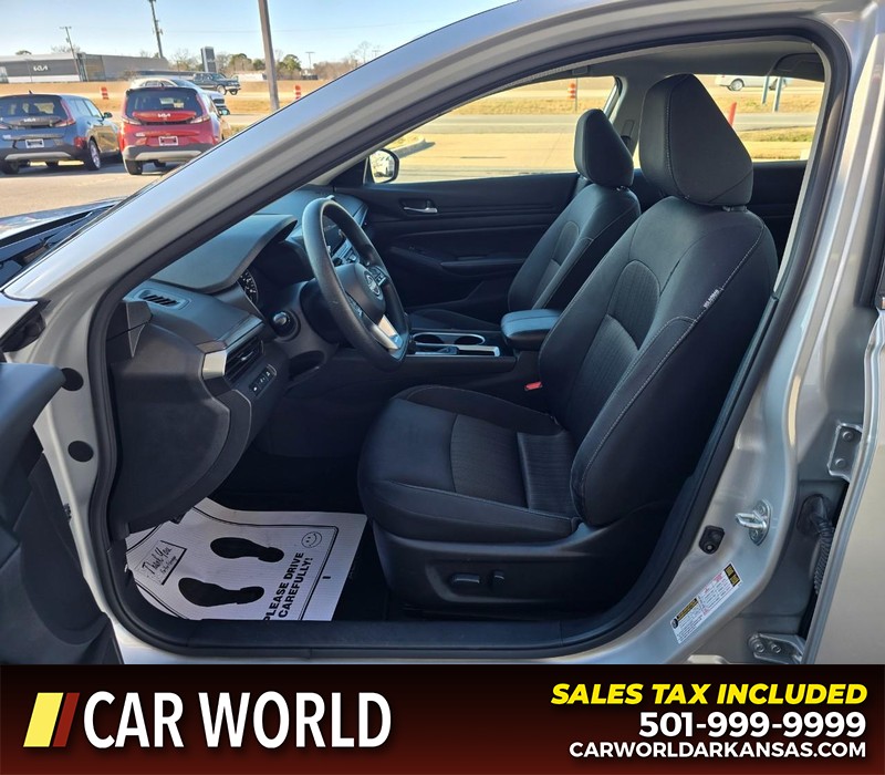 Nissan Altima Vehicle Full-screen Gallery Image 8