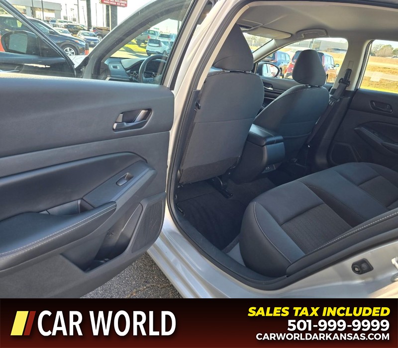 Nissan Altima Vehicle Full-screen Gallery Image 9