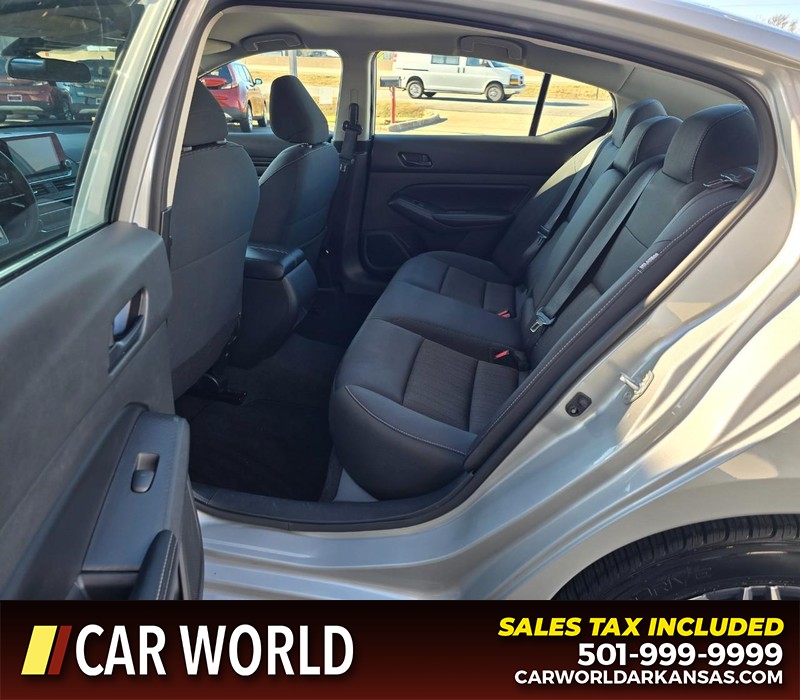 Nissan Altima Vehicle Full-screen Gallery Image 10