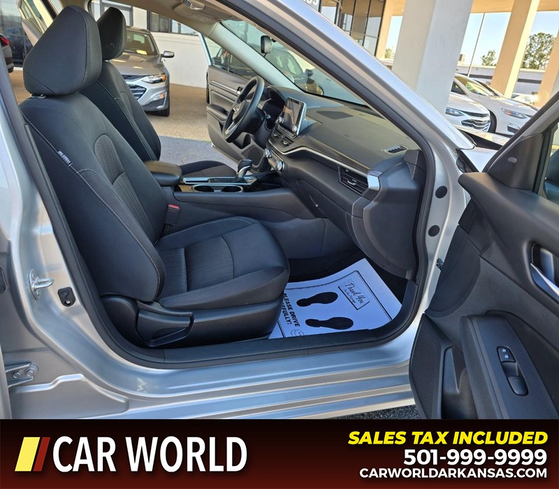 Nissan Altima Vehicle Full-screen Gallery Image 11