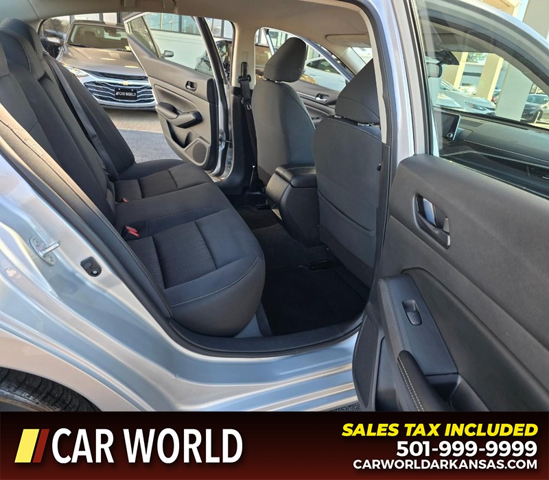 Nissan Altima Vehicle Full-screen Gallery Image 12