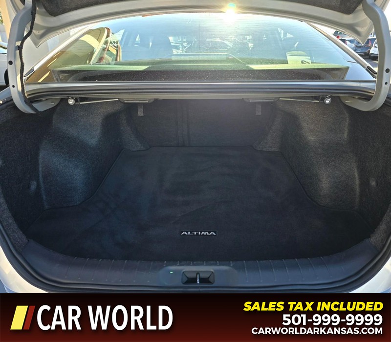 Nissan Altima Vehicle Full-screen Gallery Image 13