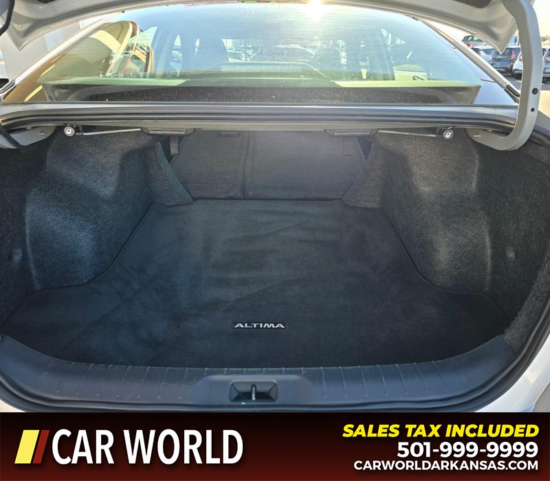 Nissan Altima Vehicle Full-screen Gallery Image 14