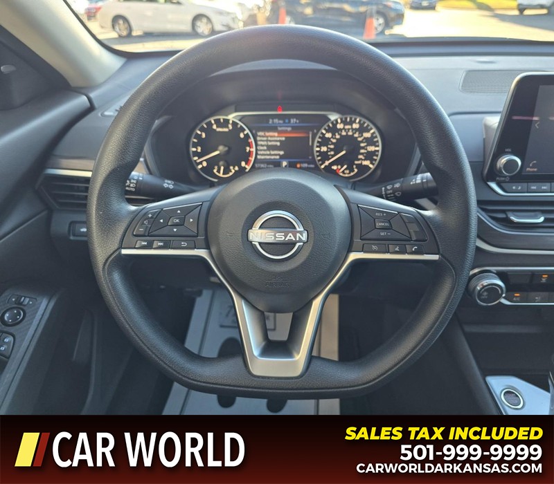 Nissan Altima Vehicle Full-screen Gallery Image 15