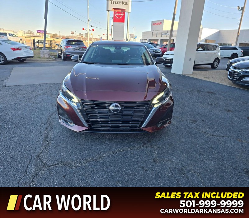 Nissan Altima Vehicle Full-screen Gallery Image 2