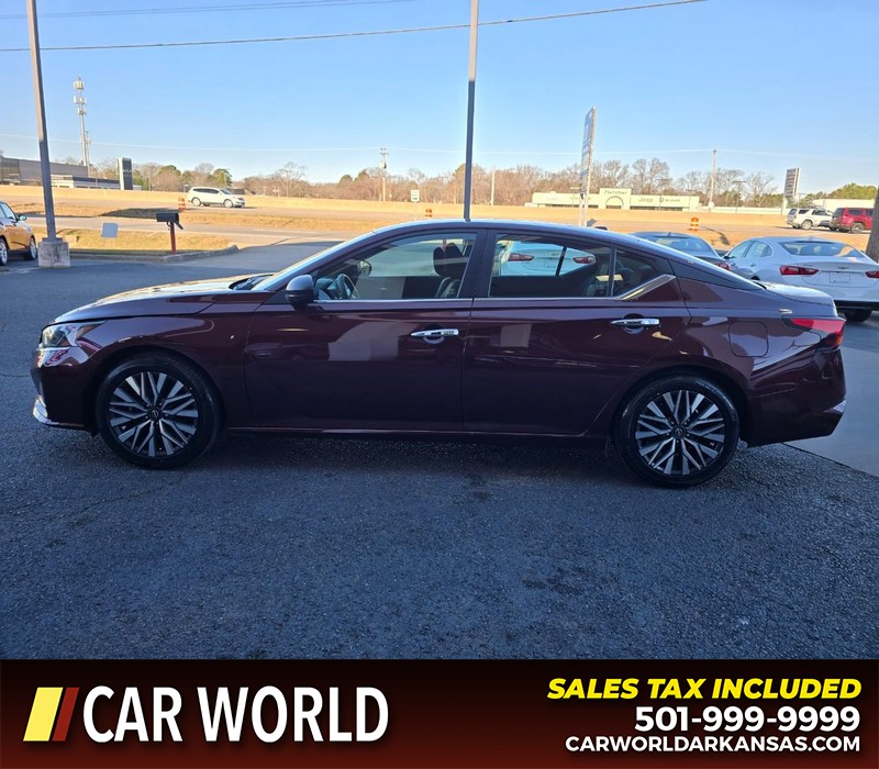 Nissan Altima Vehicle Full-screen Gallery Image 4