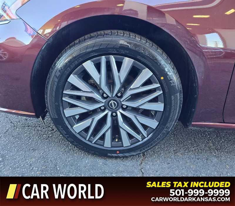 Nissan Altima Vehicle Full-screen Gallery Image 6