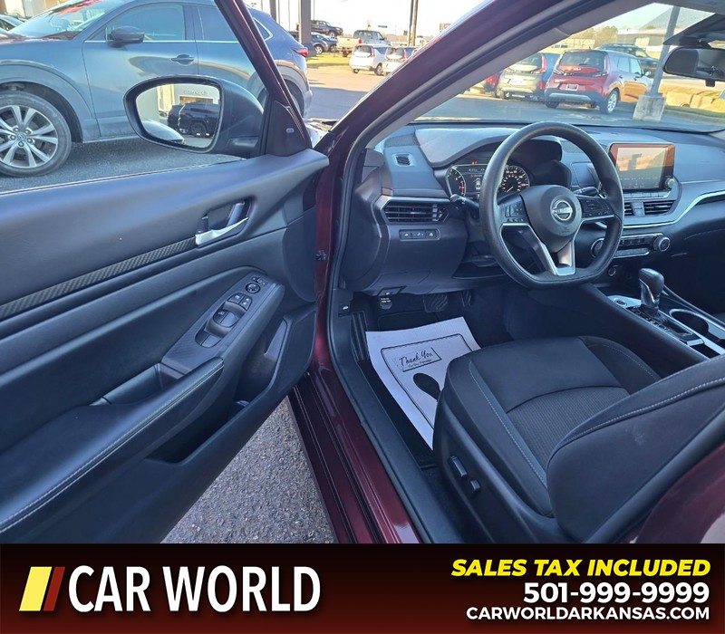 Nissan Altima Vehicle Full-screen Gallery Image 7