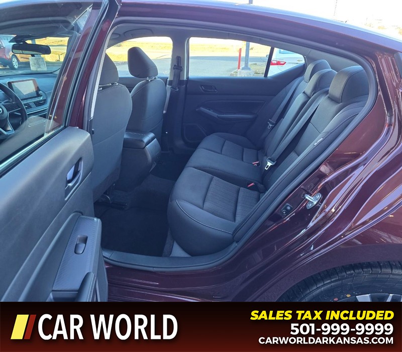 Nissan Altima Vehicle Full-screen Gallery Image 10