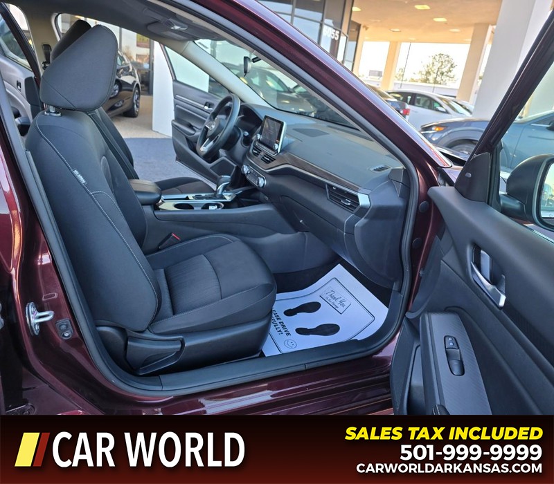 Nissan Altima Vehicle Full-screen Gallery Image 11