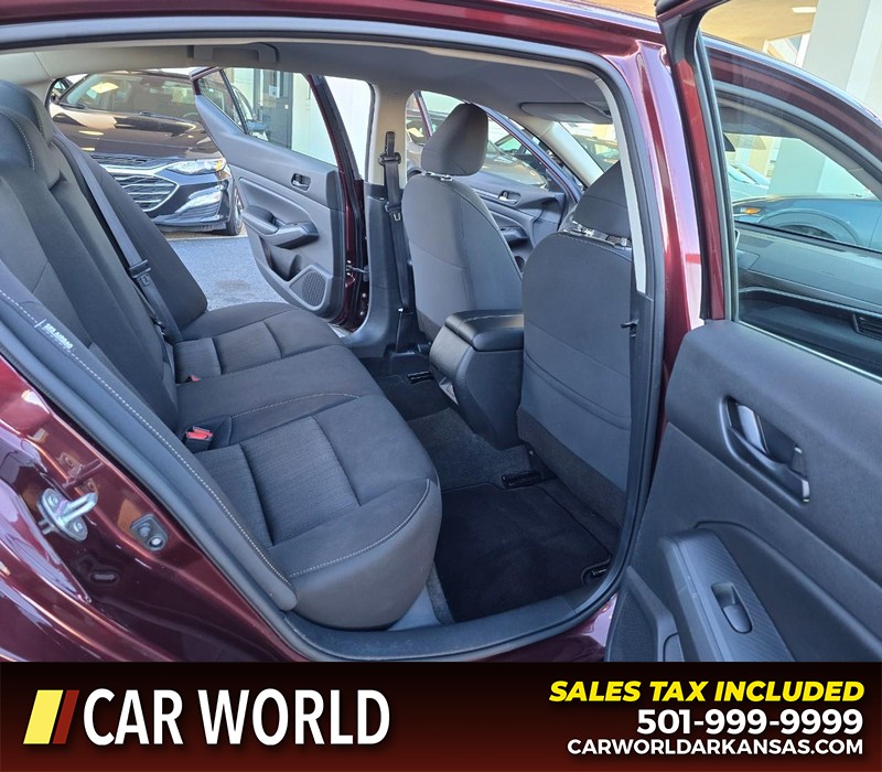 Nissan Altima Vehicle Full-screen Gallery Image 12