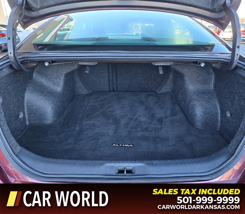 Nissan Altima Vehicle Full-screen Gallery Image 13