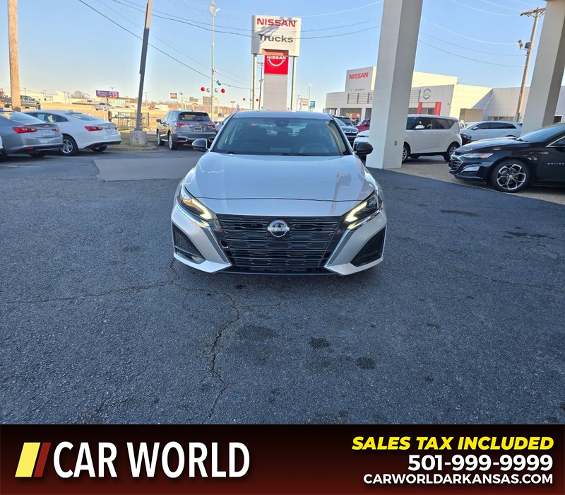 Nissan Altima Vehicle Full-screen Gallery Image 2