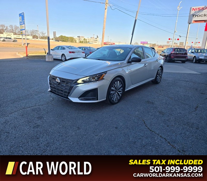 Nissan Altima Vehicle Full-screen Gallery Image 3