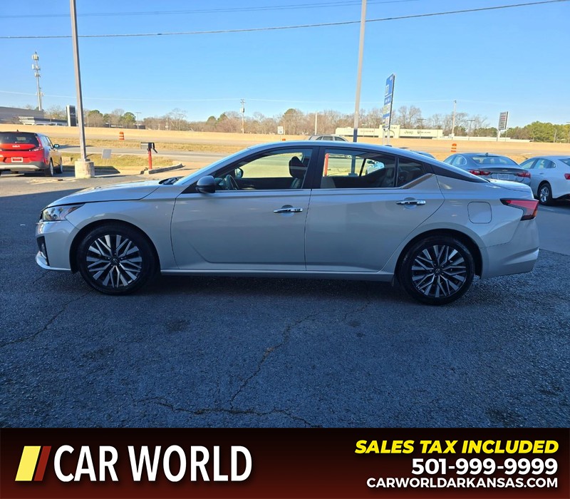 Nissan Altima Vehicle Full-screen Gallery Image 4