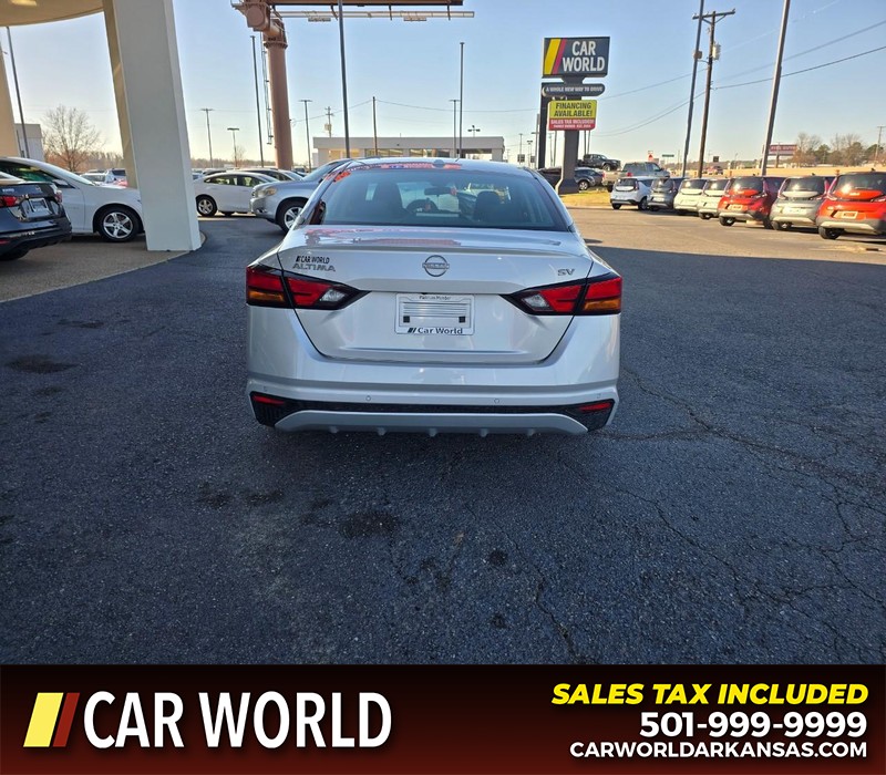 Nissan Altima Vehicle Full-screen Gallery Image 5