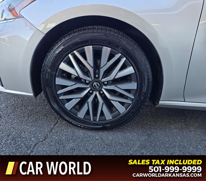 Nissan Altima Vehicle Full-screen Gallery Image 6