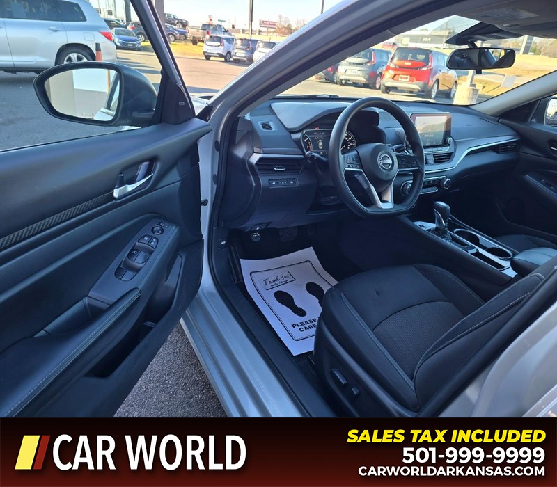 Nissan Altima Vehicle Full-screen Gallery Image 7