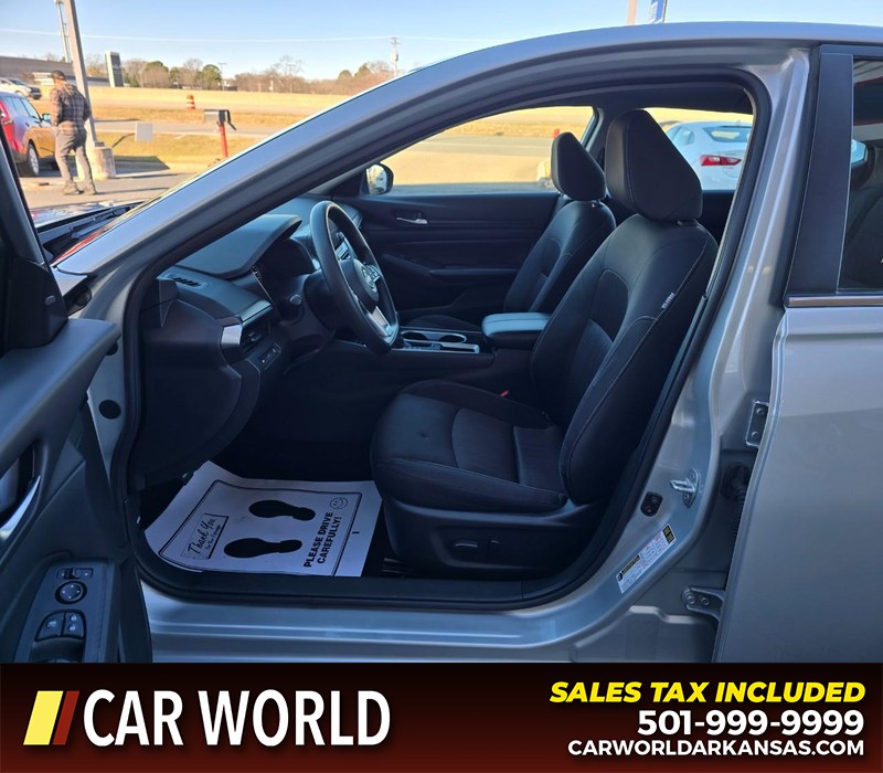 Nissan Altima Vehicle Full-screen Gallery Image 8