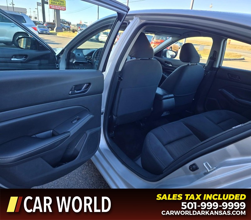 Nissan Altima Vehicle Full-screen Gallery Image 9