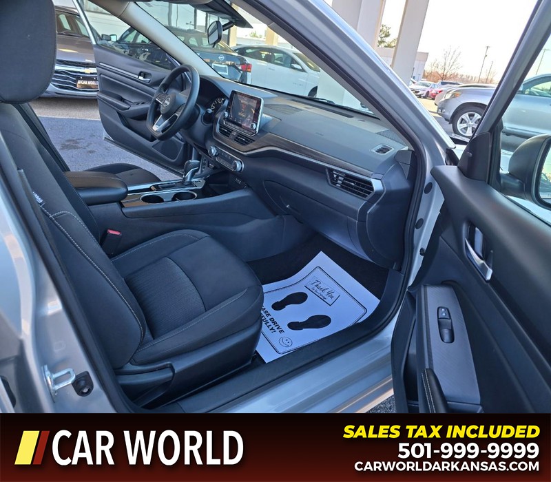 Nissan Altima Vehicle Full-screen Gallery Image 11