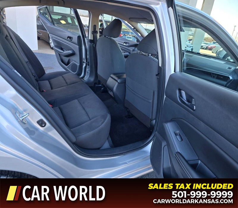 Nissan Altima Vehicle Full-screen Gallery Image 12