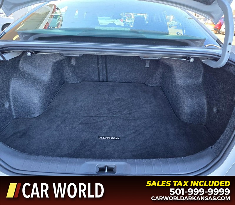 Nissan Altima Vehicle Full-screen Gallery Image 13