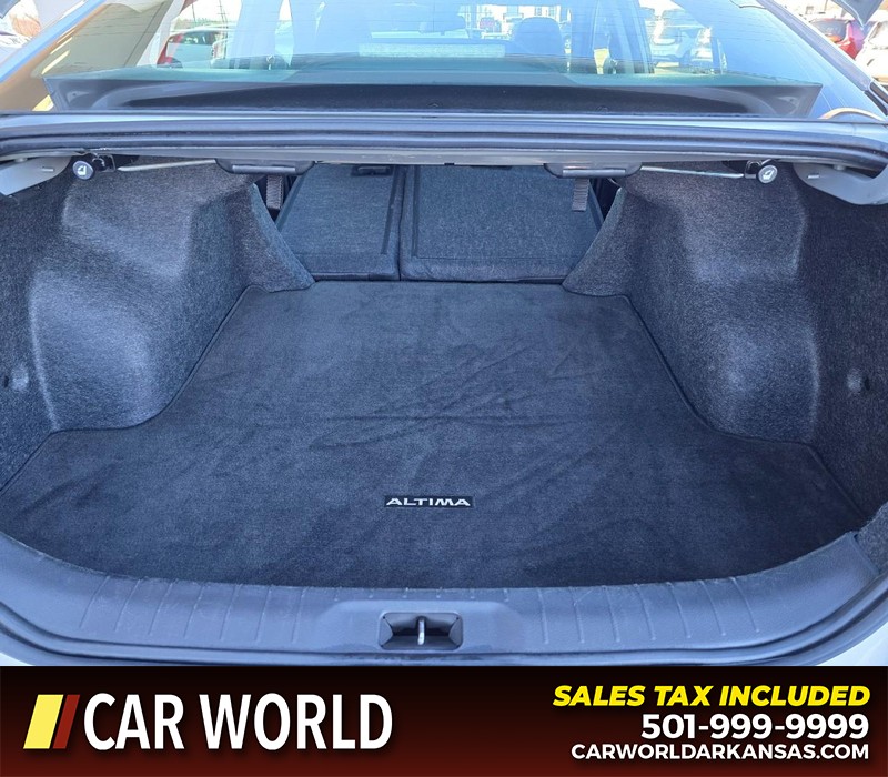 Nissan Altima Vehicle Full-screen Gallery Image 14