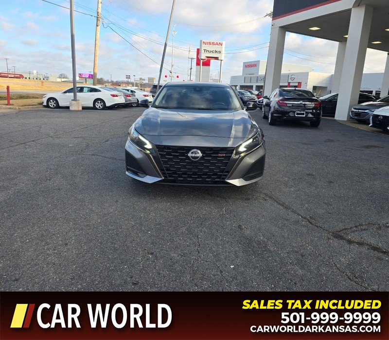 Nissan Altima Vehicle Full-screen Gallery Image 2