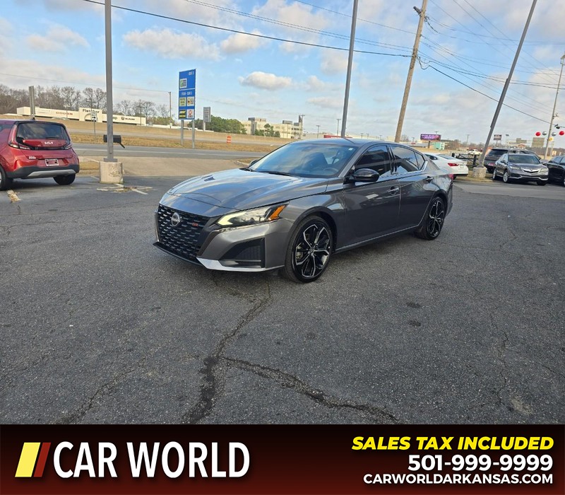 Nissan Altima Vehicle Full-screen Gallery Image 3