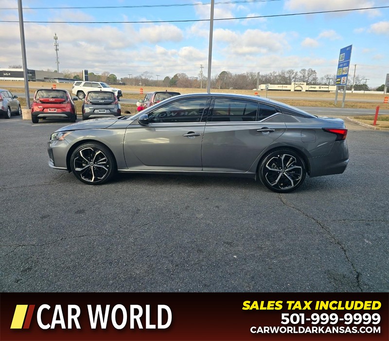 Nissan Altima Vehicle Full-screen Gallery Image 4