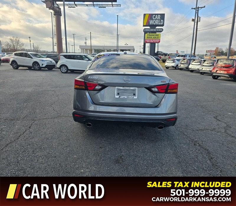 Nissan Altima Vehicle Full-screen Gallery Image 5