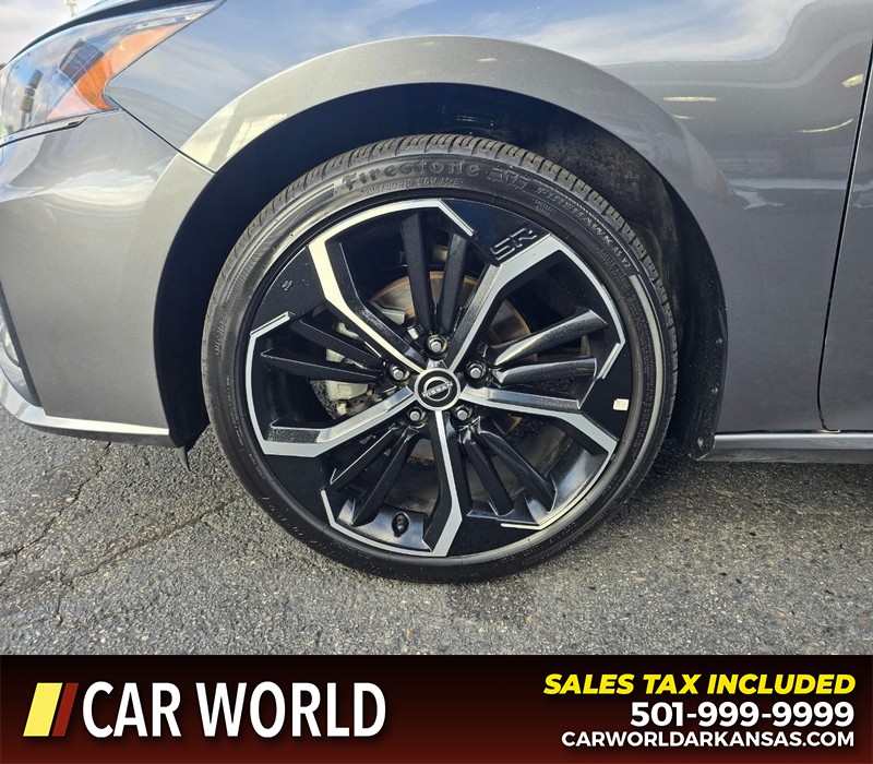 Nissan Altima Vehicle Full-screen Gallery Image 6