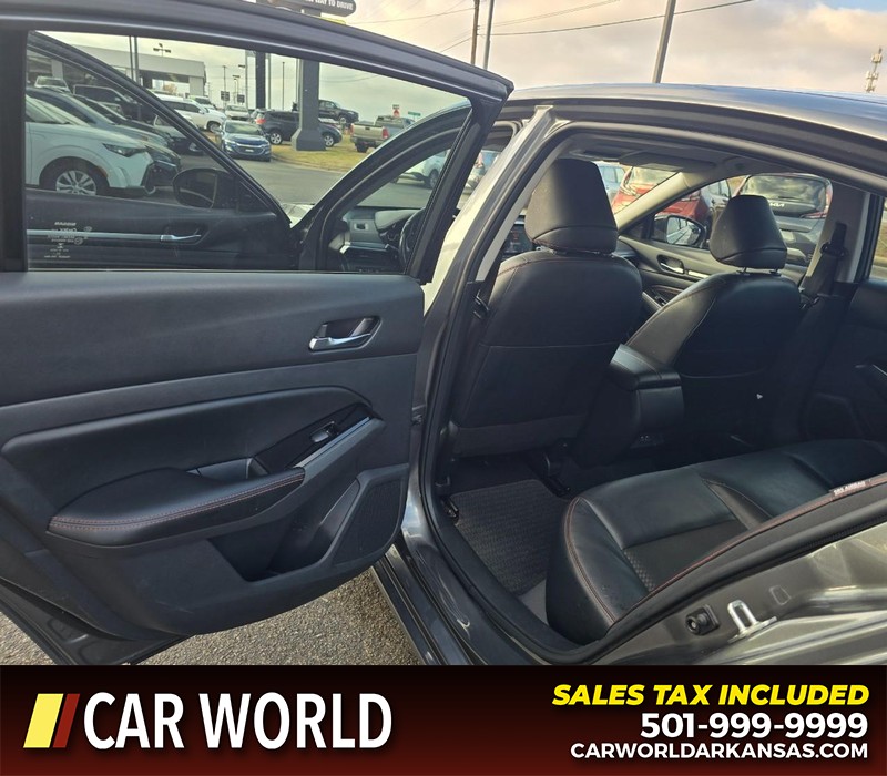 Nissan Altima Vehicle Full-screen Gallery Image 9