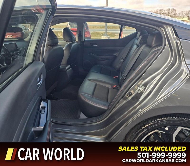 Nissan Altima Vehicle Full-screen Gallery Image 10