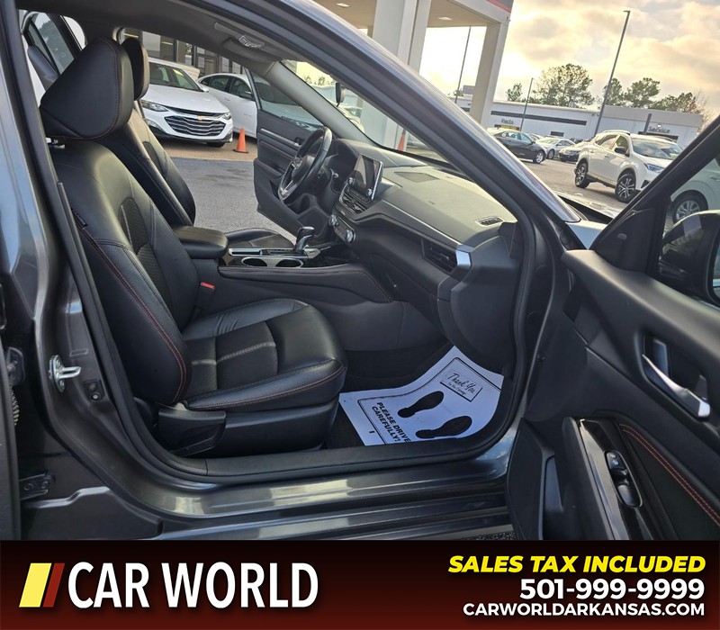 Nissan Altima Vehicle Full-screen Gallery Image 11