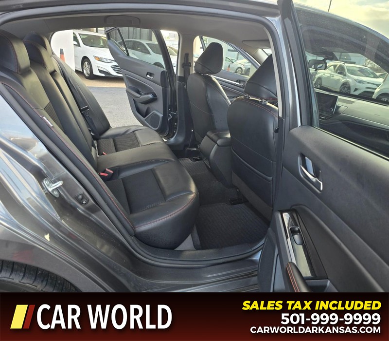 Nissan Altima Vehicle Full-screen Gallery Image 12