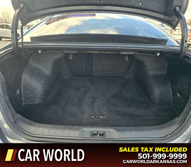 Nissan Altima Vehicle Full-screen Gallery Image 13