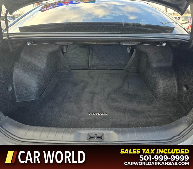 Nissan Altima Vehicle Full-screen Gallery Image 14