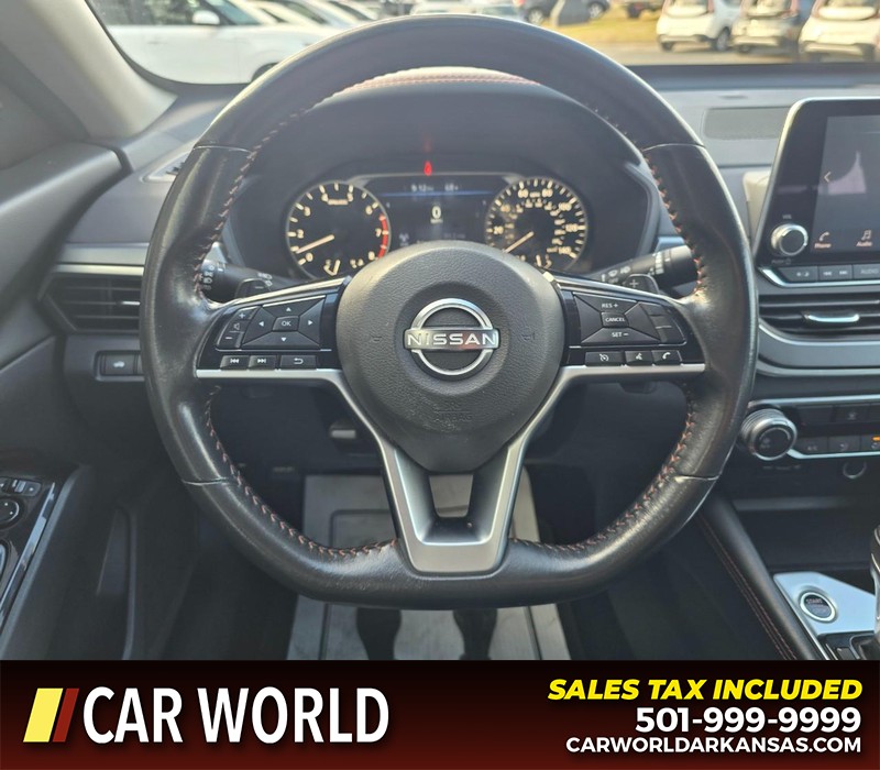 Nissan Altima Vehicle Full-screen Gallery Image 15