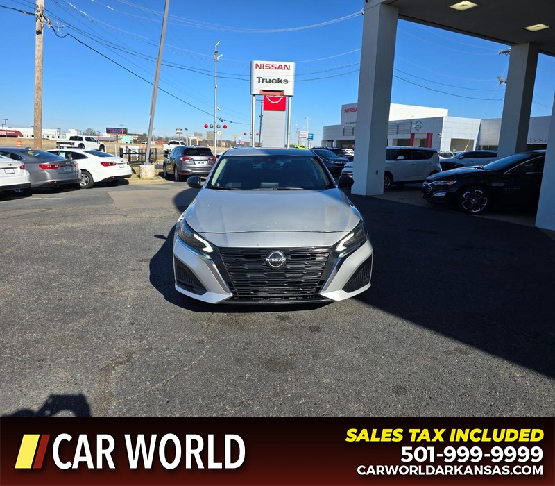 Nissan Altima Vehicle Full-screen Gallery Image 2