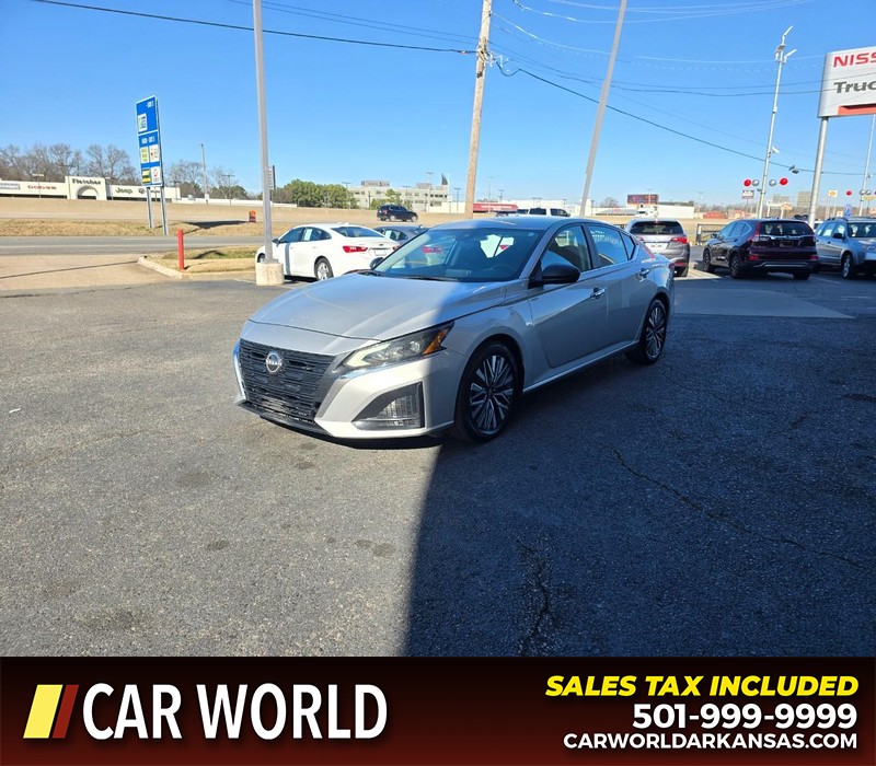 Nissan Altima Vehicle Full-screen Gallery Image 3