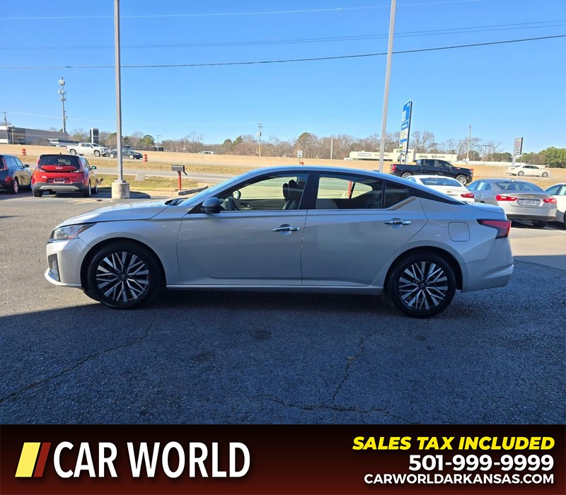 Nissan Altima Vehicle Full-screen Gallery Image 4