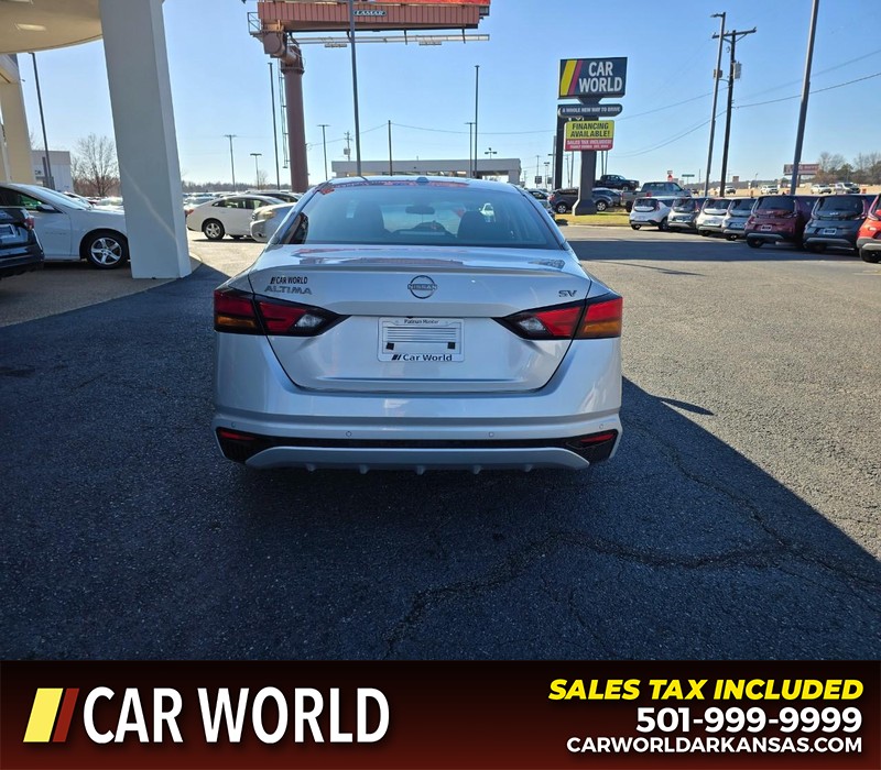 Nissan Altima Vehicle Full-screen Gallery Image 5