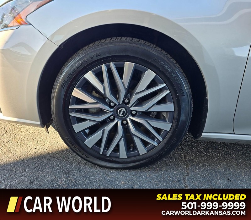 Nissan Altima Vehicle Full-screen Gallery Image 6