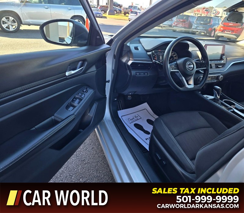 Nissan Altima Vehicle Full-screen Gallery Image 7