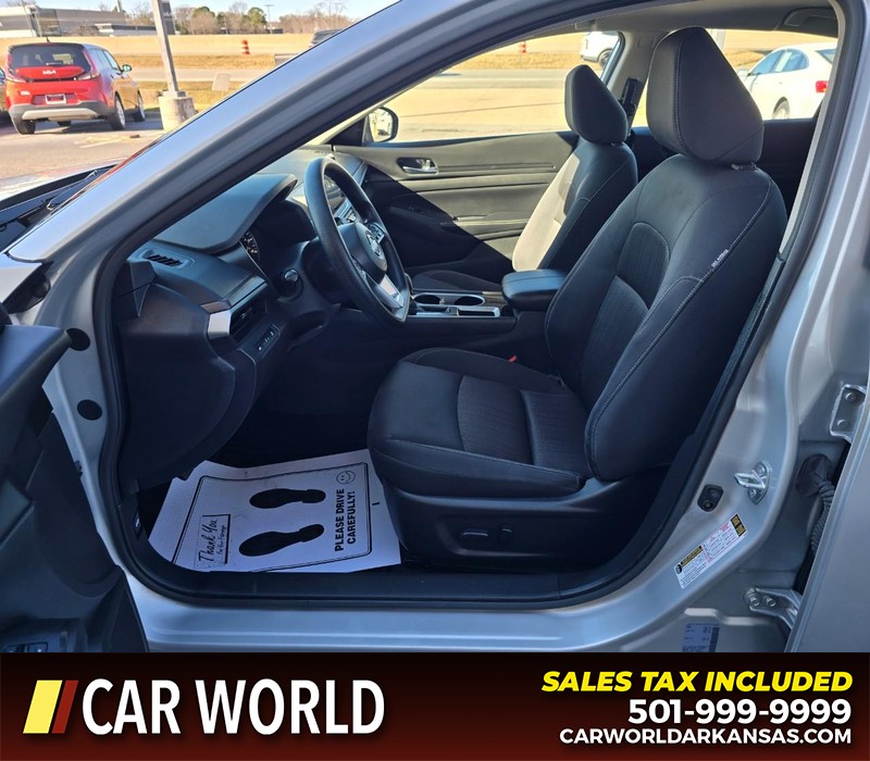 Nissan Altima Vehicle Full-screen Gallery Image 8