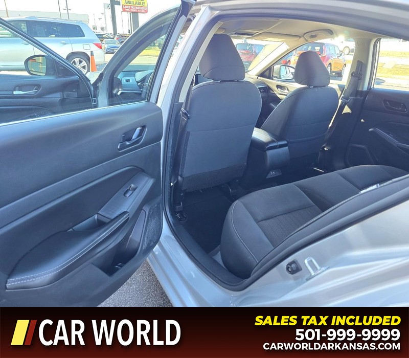 Nissan Altima Vehicle Full-screen Gallery Image 9