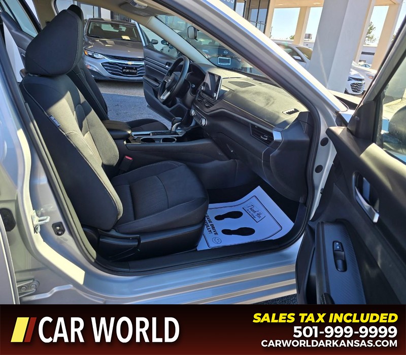 Nissan Altima Vehicle Full-screen Gallery Image 11